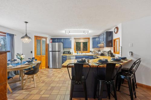 Iekārtas, Spacious Accessible Waterfront Retreat in Oranža (MA)