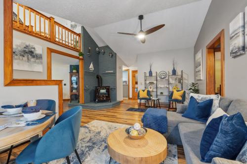 Spacious Accessible Waterfront Retreat in Oranža (MA)