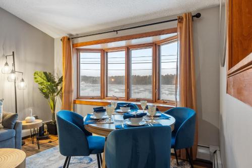Spacious Accessible Waterfront Retreat in Oranža (MA)