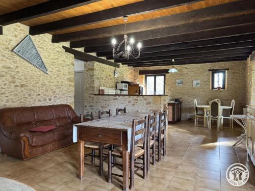 Charmante maison en pierres au cœur du Périgord Noir, idéale pour des vacances nature - FR-1-616-100 (Charmante maison en pierres au cœur du Perigord Noir, ideale pour des vacances nature - FR-1-616-100) in Monplaisant