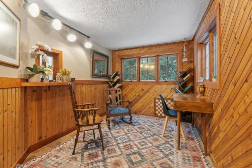 Spacious Accessible Waterfront Retreat in Oranža (MA)