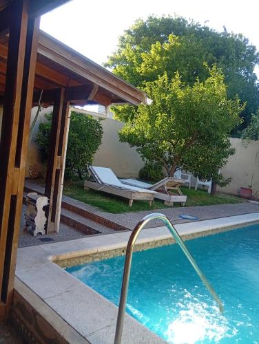 casa frente al parque con piscina