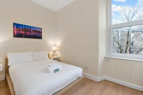 EDINBURGH Charming City View Apartment with Modern Comforts - image 5