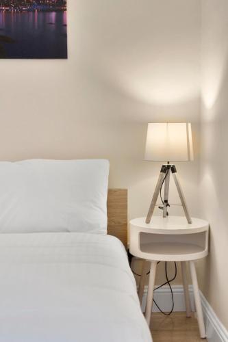 EDINBURGH Charming City View Apartment with Modern Comforts - image 13