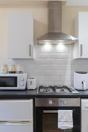 EDINBURGH Charming City View Apartment with Modern Comforts - image 14