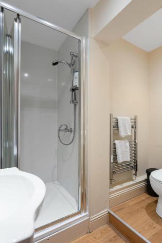 EDINBURGH Charming City View Apartment with Modern Comforts - image 7