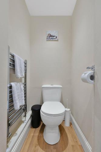 EDINBURGH Charming City View Apartment with Modern Comforts - image 6