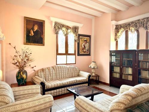 Shared lounge/TV area, Palacio Asteria in Torotoro