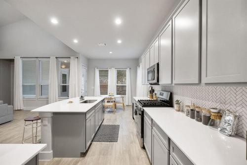 Modern and lux 4B House with Office 20 min to DT - image 4