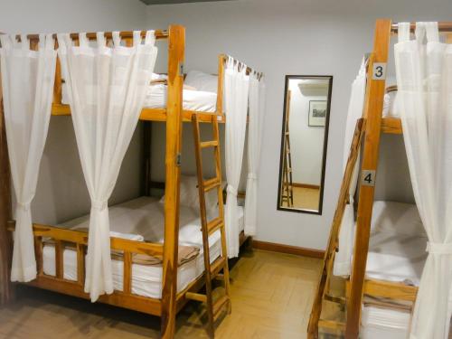 1 twin bed, 4 bunk beds