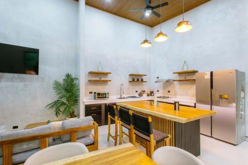 Serenity Villa Private Pool, Secure Luxury near Manuel Antonio in Barrio Inmaculada