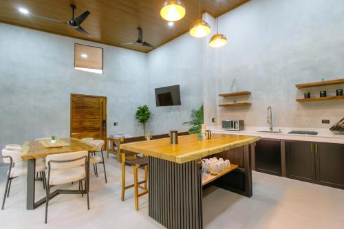 Serenity Villa Private Pool, Secure Luxury near Manuel Antonio in Barrio Inmaculada