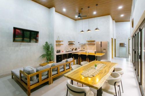 Serenity Villa Private Pool, Secure Luxury near Manuel Antonio in Barrio Inmaculada