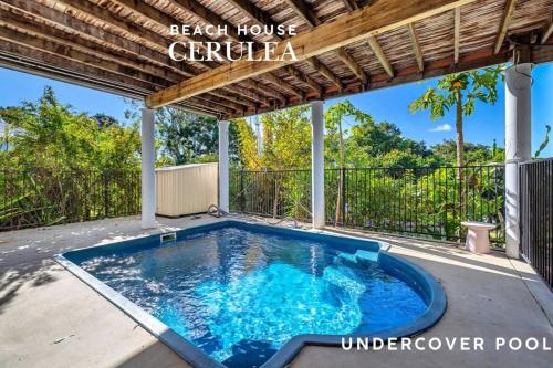 Absolute Beachfront with Ocean Views 3 Beds plus Pool in Hideaway Bay