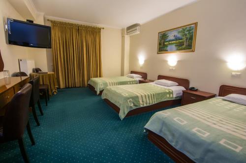 1 double bed, 1 twin bed