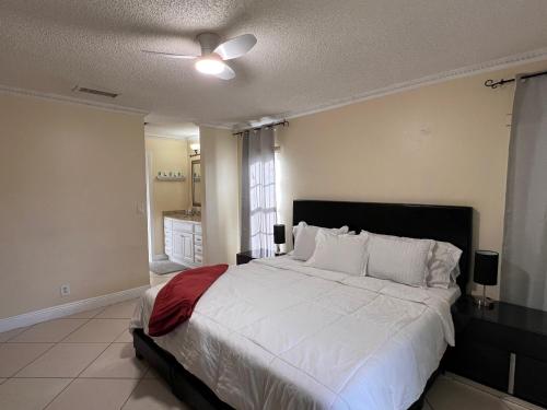 Entire Single Family home 3 bed 2 bath in water front big cozy back yard view in Coconut Creek (FL)