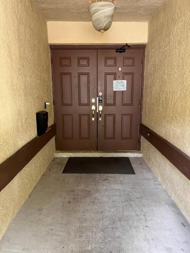 Bejárat, Entire Single Family home 3 bed 2 bath in water front big cozy back yard view in Coconut Creek (FL)