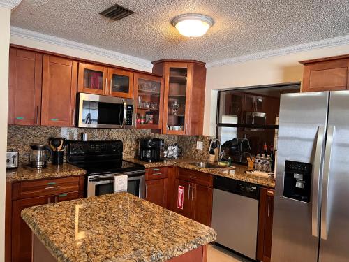 Entire Single Family home 3 bed 2 bath in water front big cozy back yard view in Coconut Creek (FL)