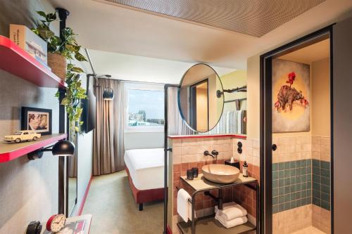 room detail thumbnail 1
