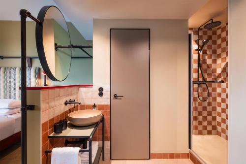 room detail thumbnail 2
