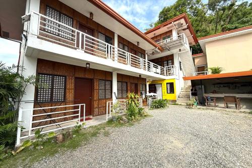 RedDoorz @ Camp Saint John Hotel La Union - 숙소 외관