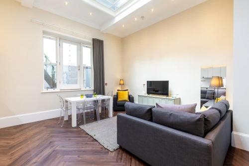 2-BR apartment for 6 in Covent Garden with ac, Londýn