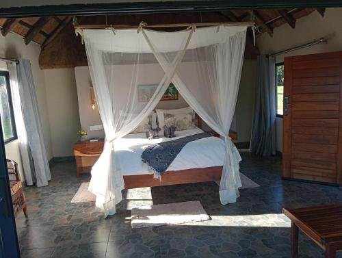 River Frontage Chalets along Zambezi River - Enjoy Game & Canoeing Safaris as well as Boat Cruises & in Mafuta