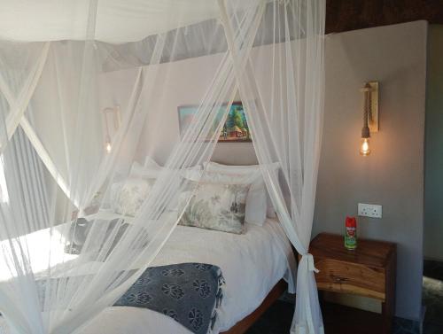 River Frontage Chalets along Zambezi River - Enjoy Game & Canoeing Safaris as well as Boat Cruises & in Mafuta