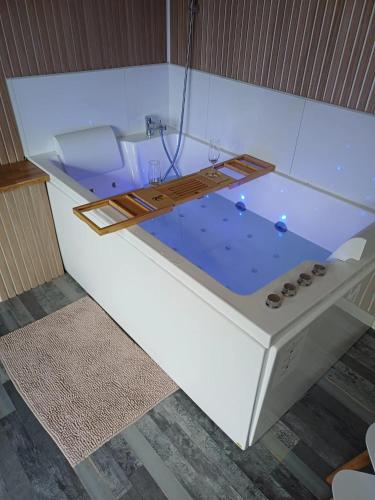 Chalet avec bain à remous à Saint-Loup-Terrier (Chalet avec bain a remous a Saint-Loup-Terrier) in Hagnicourt