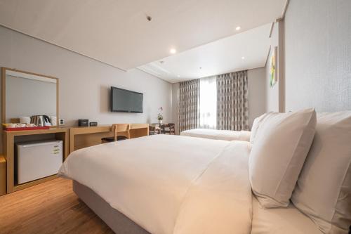 1 double bed, 1 twin bed