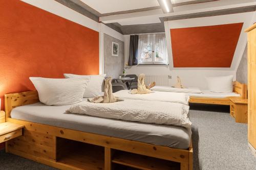 1 king bed, 1 double bed, 1 bunk bed