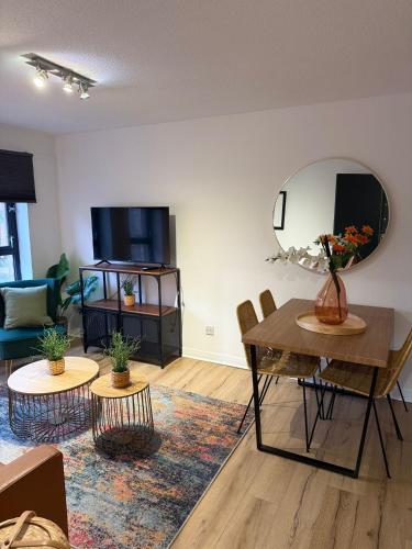 2BR Sleeps 4 Albion Gate Glasgow City Centre with Parking