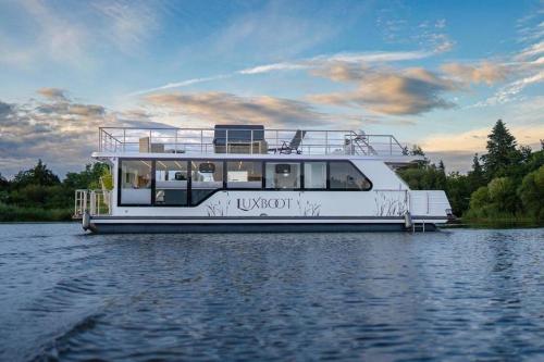 Luxboot in Röbel, Deutschland