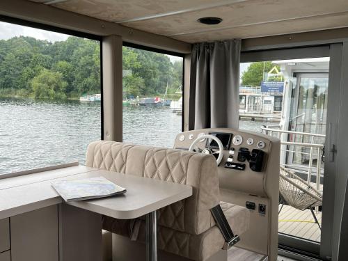 Luxboot in Röbel, Deutschland