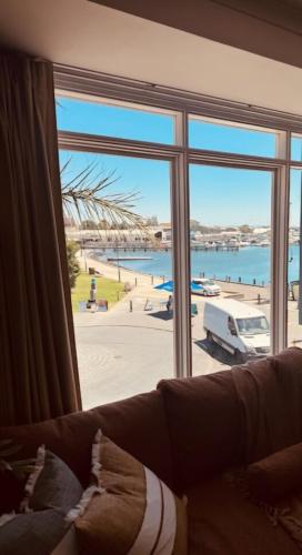 Elegant Waterfront Retreat Harbour & River Views in Williamstown