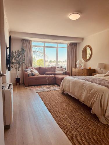 Elegant Waterfront Retreat Harbour & River Views in Williamstown