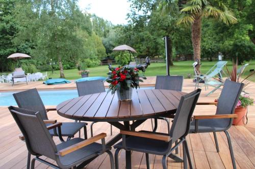 Dārzs, Le Chêne Guesthouse (Le Chene Guesthouse) in Aunou-sur-Orne