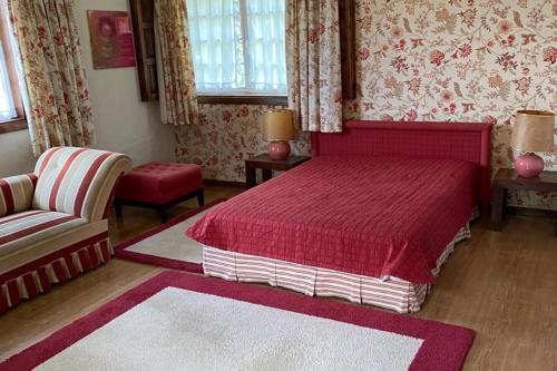Cottage Sleeps 12 with Pool and Parking in อบาเด เด เนย์วา