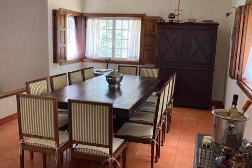 Cottage Sleeps 12 with Pool and Parking in อบาเด เด เนย์วา