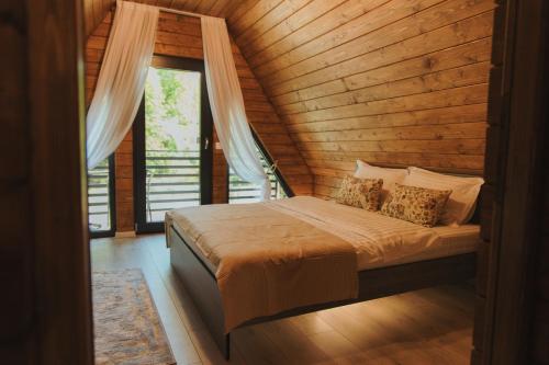 A-Frame Cabins & Private Jacuzzi in Tinăud