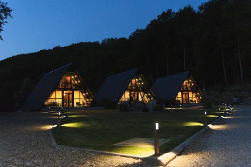 A-Frame Cabins & Private Jacuzzi in Tinăud