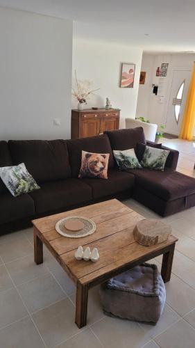 Maison familiale 6 personnes terrasse couverte et jardin privé – khách sạn tại Labroquère