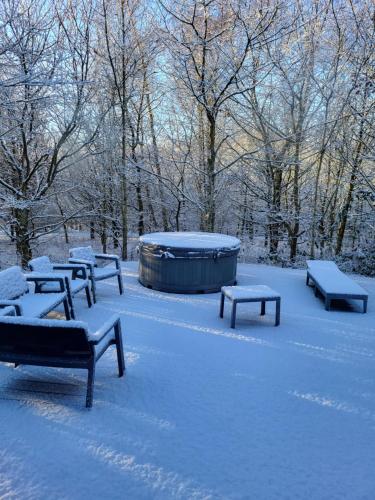 Oak Tree Lodge with Hot Tub near Alton Towers in Croxden