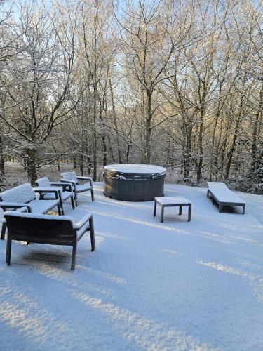 Cherry Tree Lodge with Hot Tub near Alton Towers in Croxden