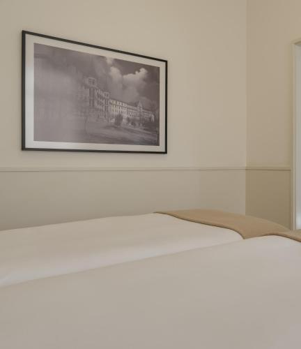 2 twin beds, 1 sofa bed