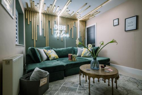 Rockside - Luxury 1 bedroom home with hot tub, central location, parking and pet friendly - Windermere Rockside - Luxury 1 bedroom home with hot tub, central location, parking and pet friendly - Windermere