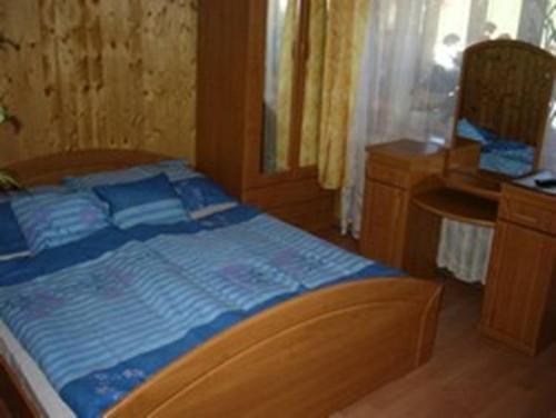 1 queen bed, 1 twin bed