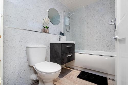 淋浴間, Pitcairn Residence-3Bedroom House-by Holiday Homes in 格倫羅西斯