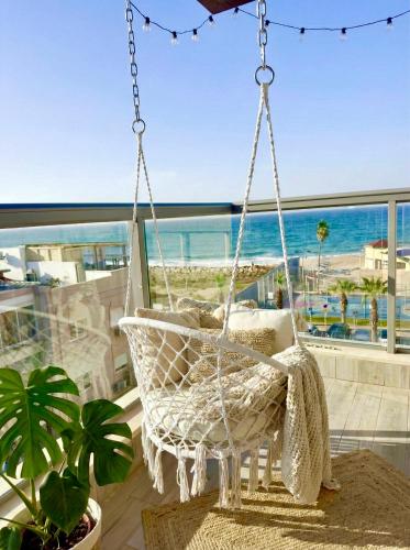 Alona's Apartments- sea&sunsets – khách sạn tại Bat Galim