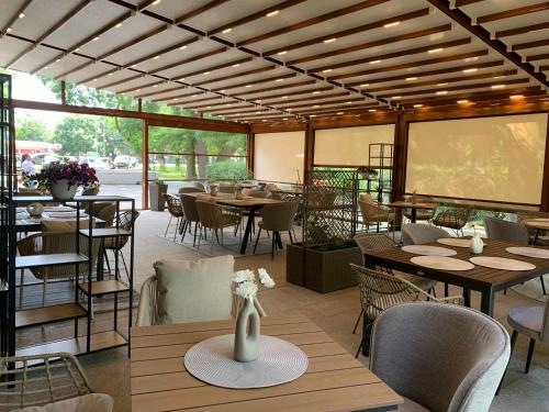 ห้องอาหาร, Hotel OTDIH in คาวาร์นา
